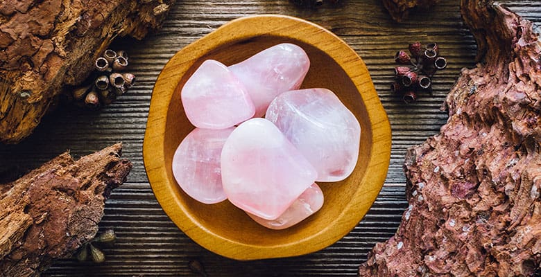 Recipiente com pedras quartzo rosa
