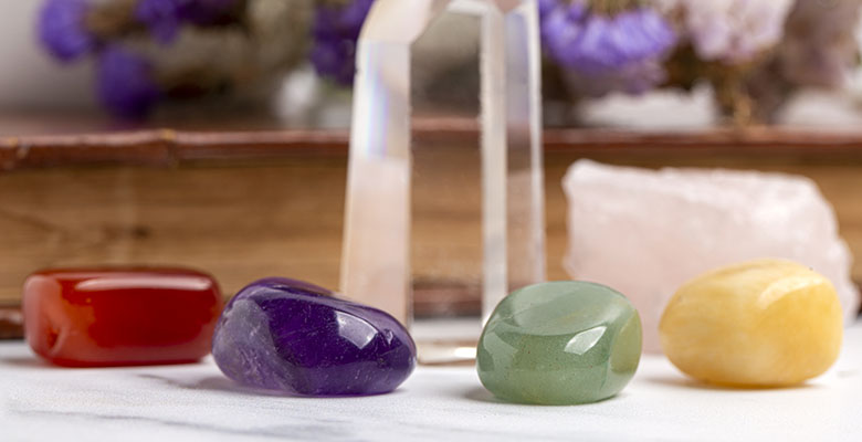 Várias pedras coloridas sobre uma mesa