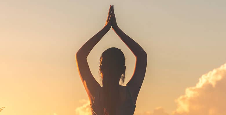 Mulher meditando.