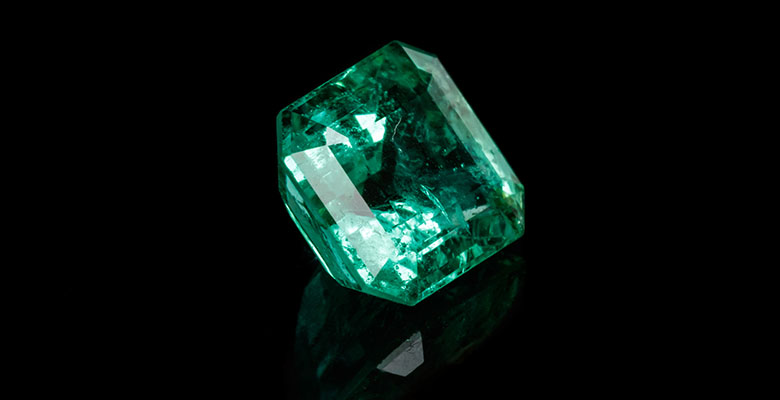 Pedra de esmeralda polida