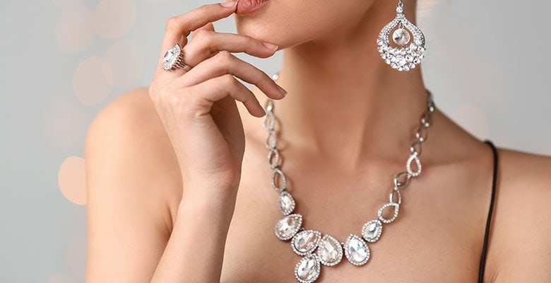 Mulher usando joias cravejadas com diamantes, que adicionam um brilho elegante aos seus acessórios