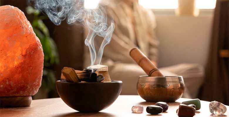 Aragonita natural sobre uma mesa com utensílios de meditação.