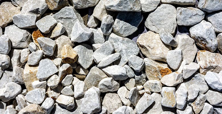 Várias pedras roladas de dolomita natural.