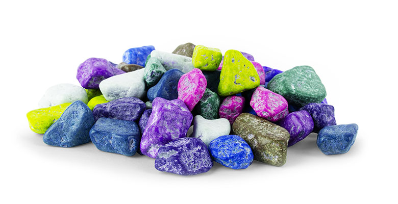 Várias pedras naturais tonalizadas sobre uma mesa branca.