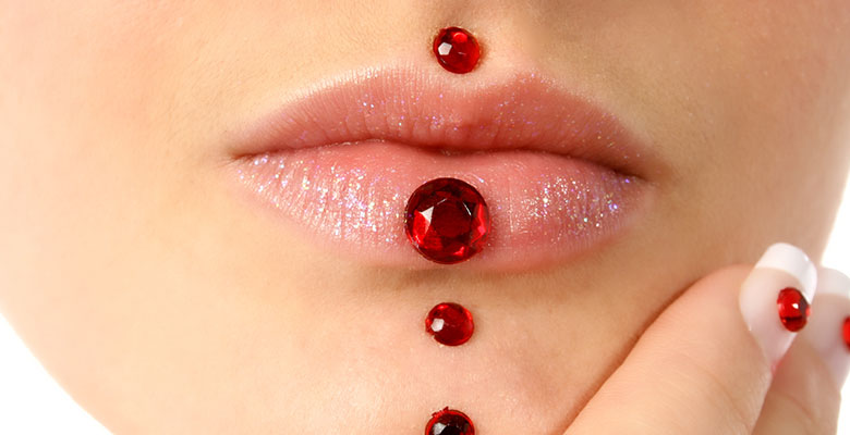 Boca feminina com 4 rubis alinhados ao centro