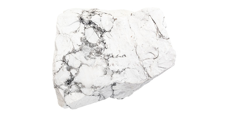Pedra bruta natural de howlita branca em um fundo branco