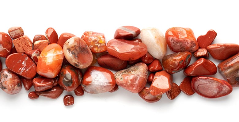 Pedras de jaspe vermelho sobre uma mesa.