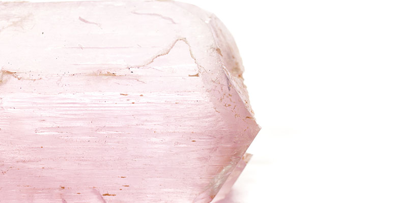 Pedra bruta de morganita rosa natural.