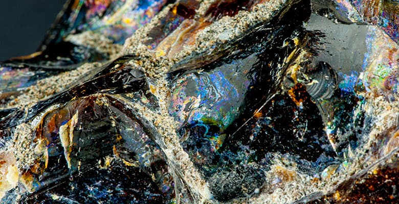 Foto aproximada da obsidiana colorida.