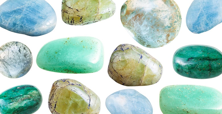 Família de pedras de berilo em diferentes variedades e cores