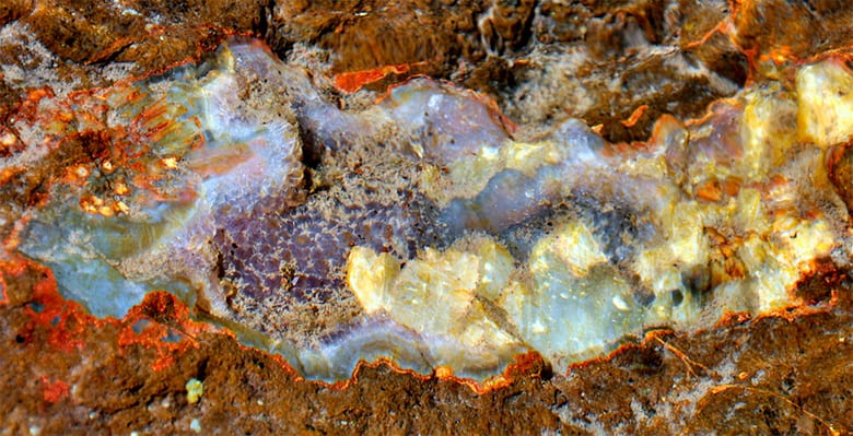 Foto aproximada do quartzo de ametrino natural.