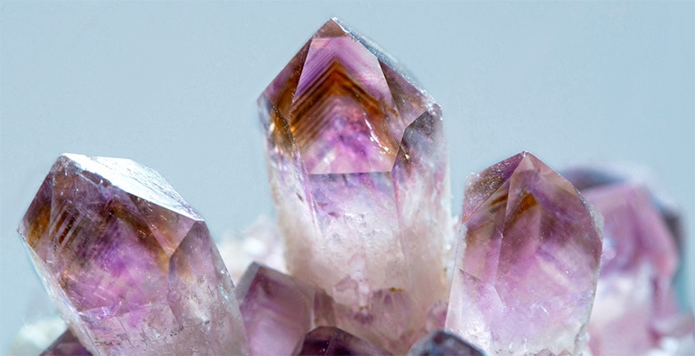 Vários minerais de quartzo ametrino natural.