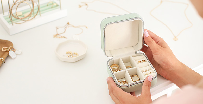 uma caixa contendo diversos tipos de joias