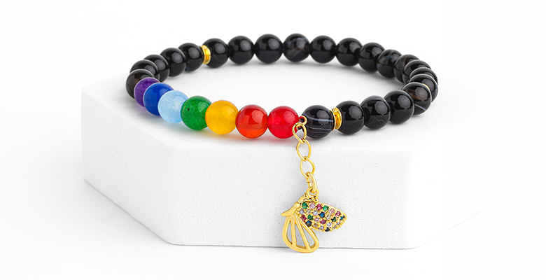 Pulseira dos 7 chakras com pingente de borboleta